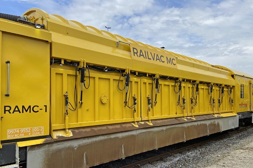 RACA-Railcare RAMC-1 RailVac MC_0004